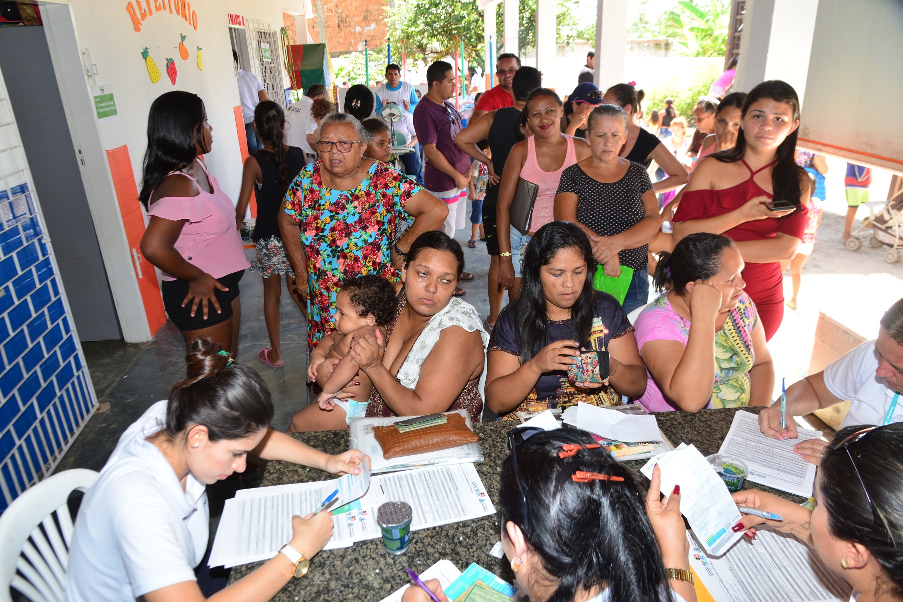 mulheres sentadas à frente de uma mesa